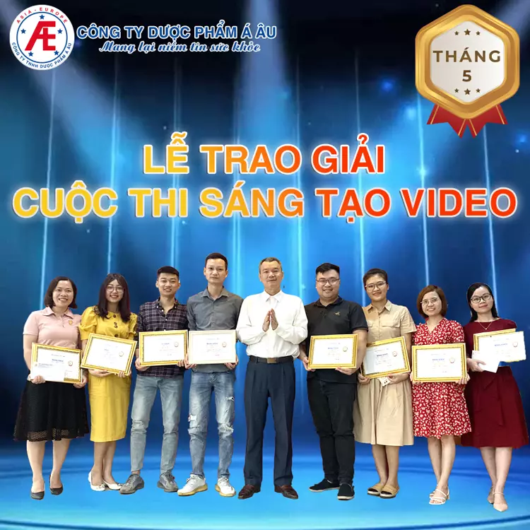 Các nhân sự đạt giải trong cuộc thi sáng tạo video Á Âu tìm kiếm tài năng tháng 5 cùng Giám đốc Nguyễn Văn Bình.webp